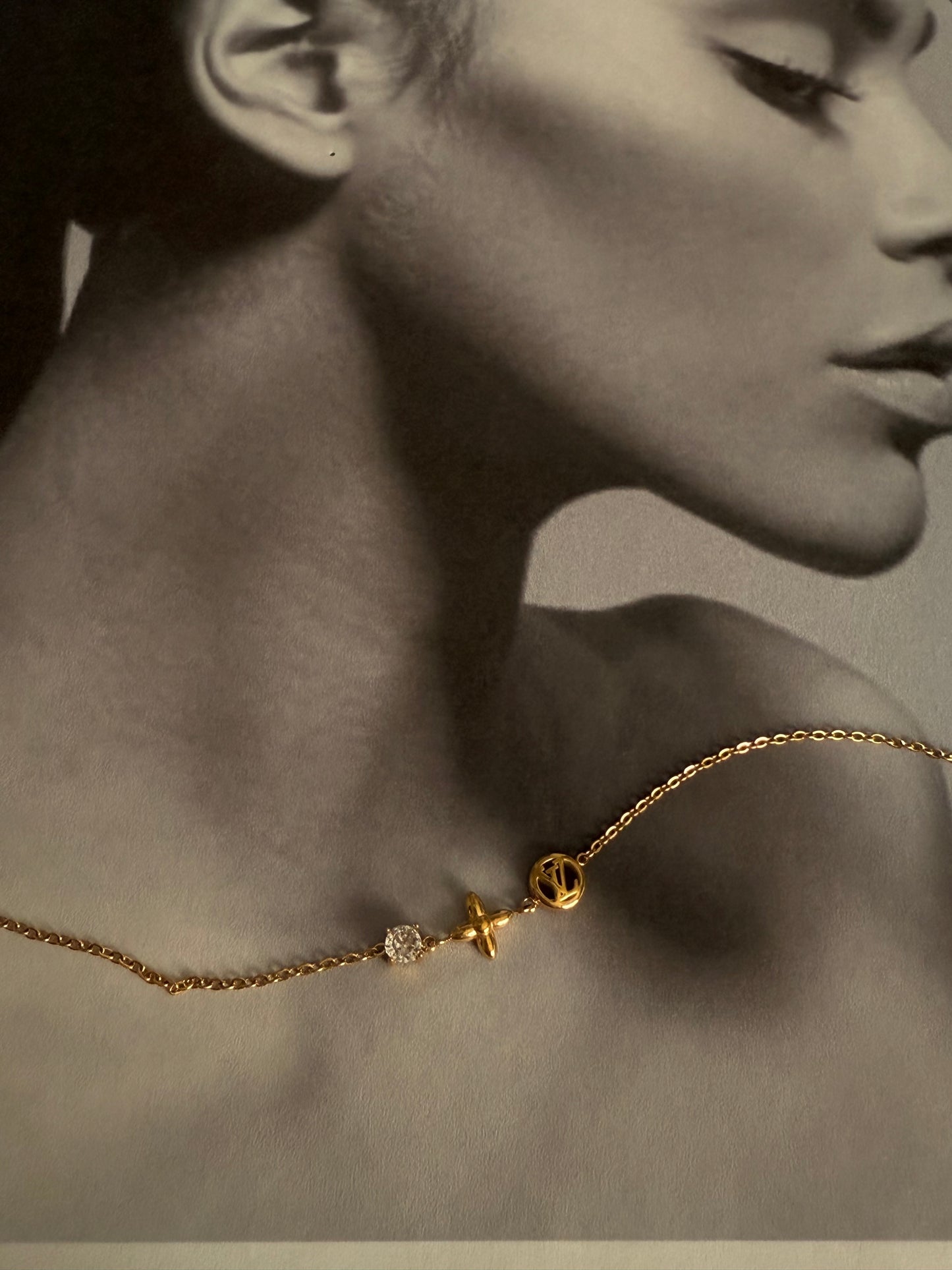 Laura necklace LV