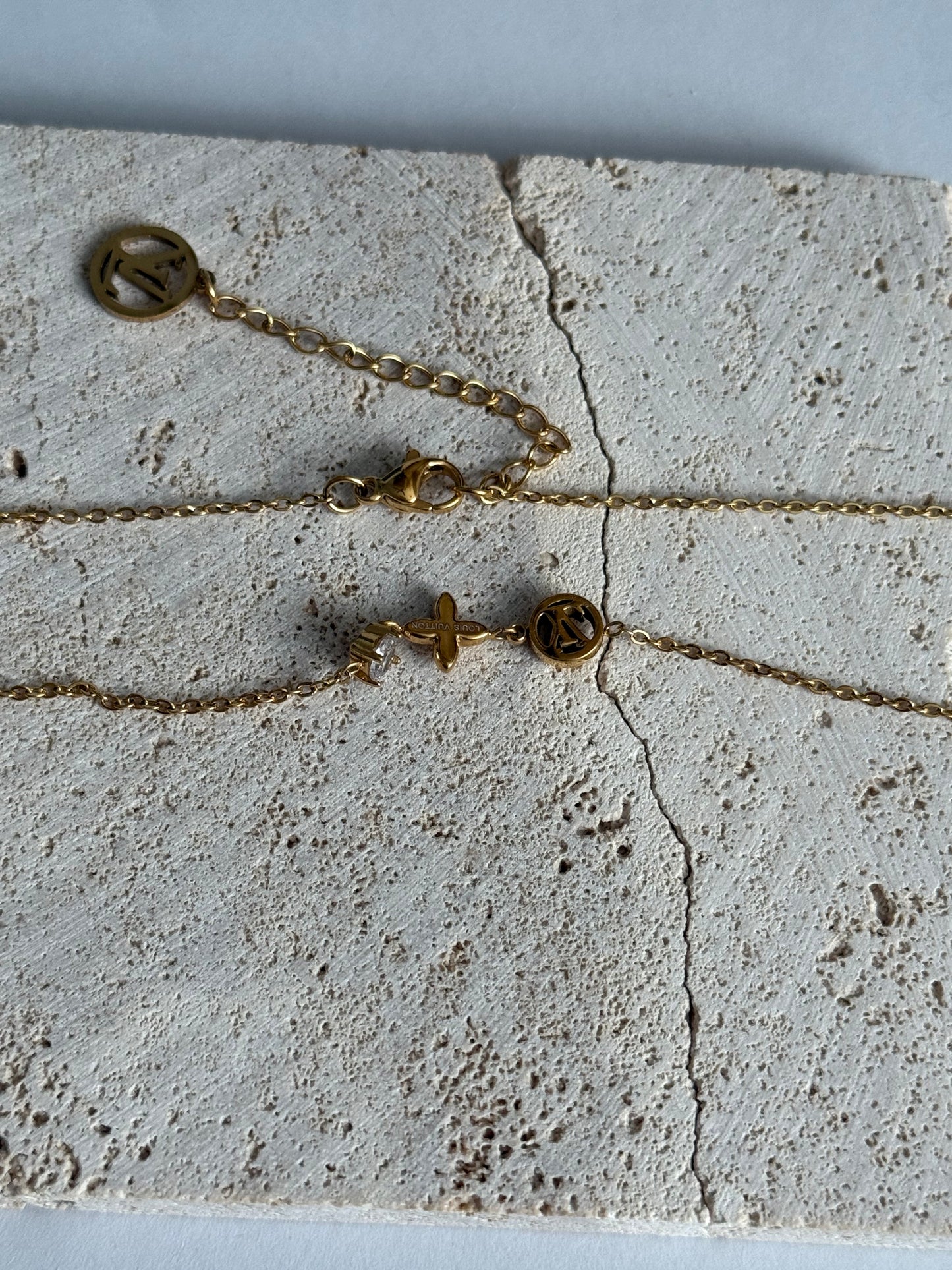 Laura necklace LV