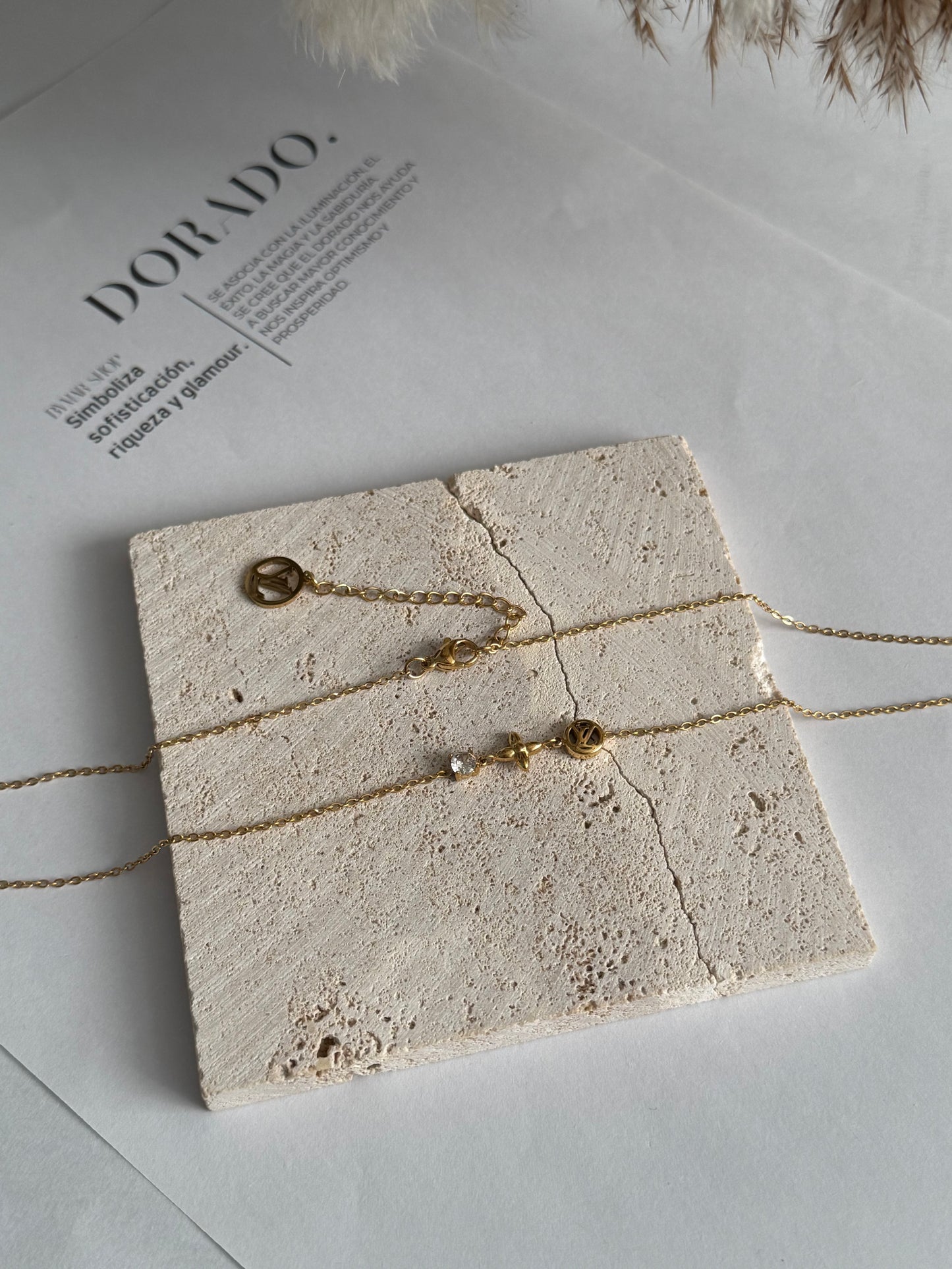Laura necklace LV