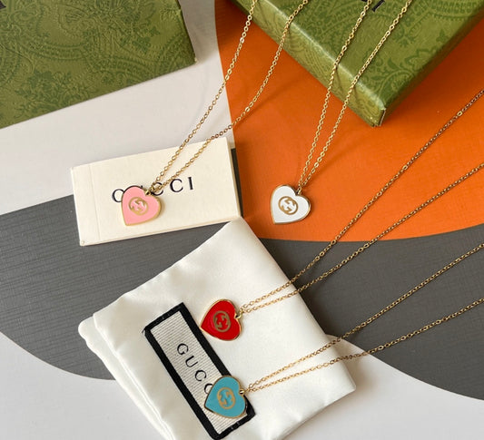 collar con GG